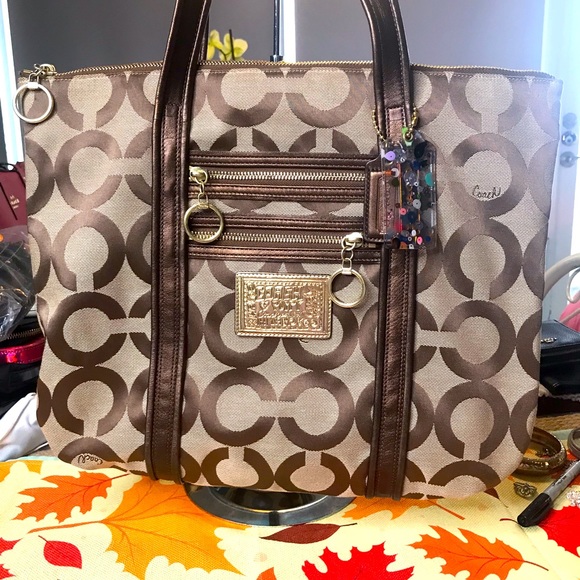 Breathtaking Coach Poppy Signature Bag, EUC! Exterior is spotless! - Picture 16 of 16